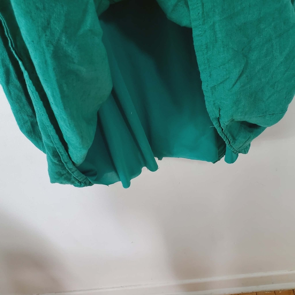 Japra Sleeveless Green midi Dress with Side Cutouts and an Open Back. - Picture 5 of 10